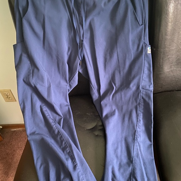 Scrubs same colour just different lighting - Picture 4 of 7